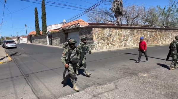 (Video) Captan a militares en los alrededores de la casa de César Duarte en Parral