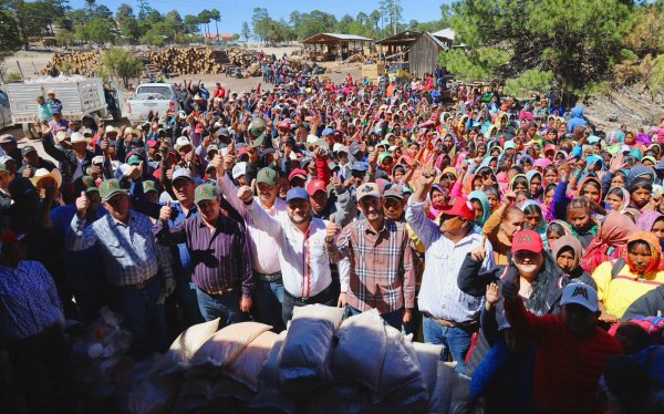 Entrega Arturo Medina apoyos alimentarios a más de 2 mil familias de la sierra
