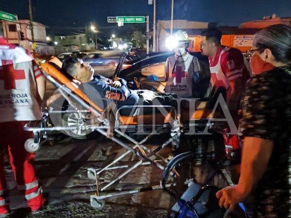 Omite semáforo, provoca fuerte choque y huye