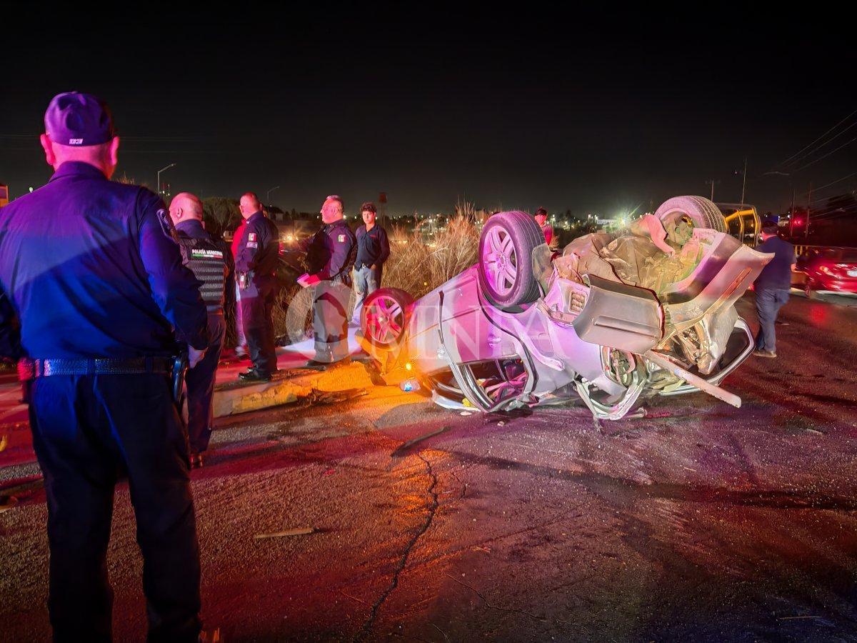 Fuerte choque-volcadura frente al fraccionamiento Diamante Reliz; 4 menores viajaban en el vehículo