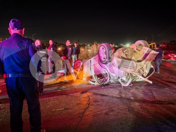 Fuerte choque-volcadura frente al fraccionamiento Diamante Reliz; 4 menores viajaban en el vehículo