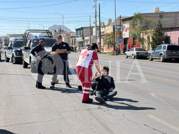 Motociclista pierde el control y embiste a dos mujeres en puesto de burritos tras presunto altercado vial