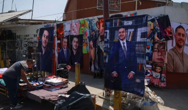 Harfuch acapara reflectores en la prensa internacional por accesorios de fans que lo muestran sin camisa