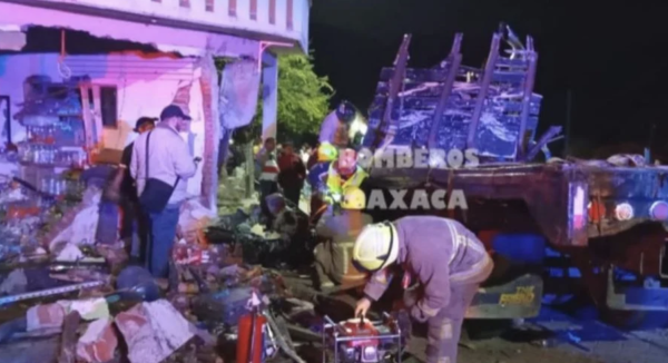 Camión cargado de madera se estrella contra una casa en Oaxaca; deja dos muertos y ocho heridos