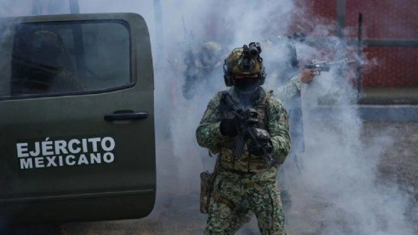 El Ejército mexicano se prepara para el Mundial de futbol y entrena al grupo de élite 