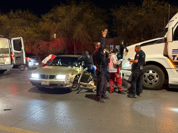 Policía estatal en descanso provoca choque con tráiler en la carretera Chihuahua–Aldama
