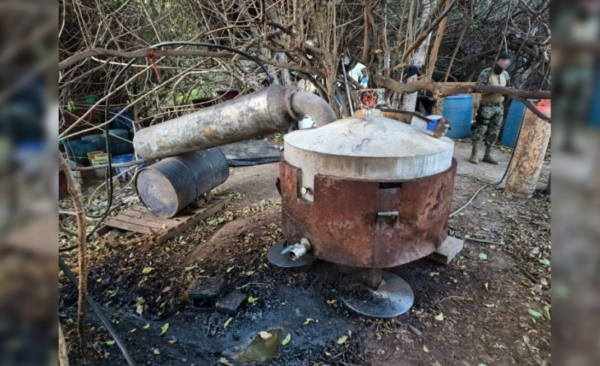 Encuentran laboratorio clandestino en Culiacán y aseguran 800 kilos de metanfetamina