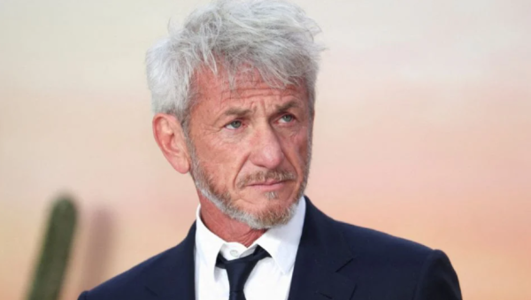 Sean Penn recibe un Óscar simbólico en Ucrania hecho con un vagón de tren dañado por Rusia