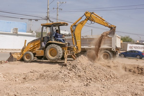 Construyen retorno para ordenar circulación en la avenida Fernando Baeza