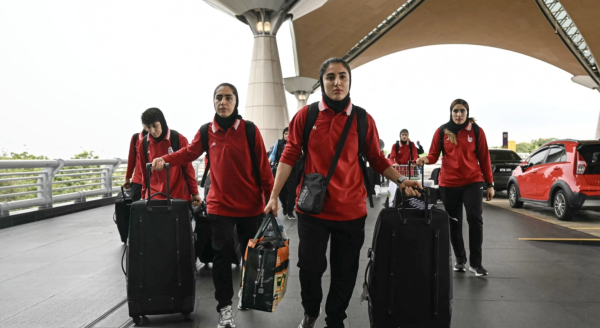 Selección femenina de futbol de Irán aterriza en Estambul tras retirar solicitud de asilo en Australia