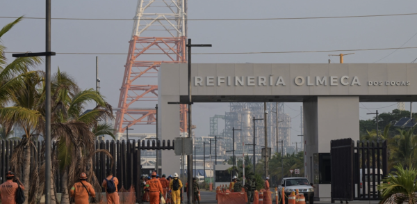 Pemex confirma 5 muertos por incendio junto a refinería Olmeca