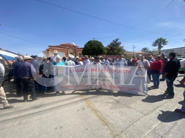 Productores de frijol y lecheros toman oficinas de Mayra Chávez y exigen respuestas