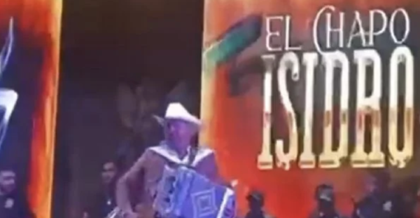 “Novillos de la sierra” le cantan al “Chapo Isidro” en carnaval de Sinaloa de Leyva