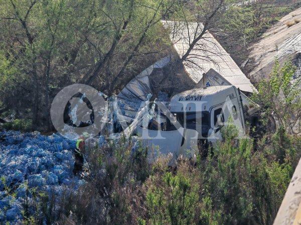 Tráiler sale del camino y cae de puente en Libramiento Oriente