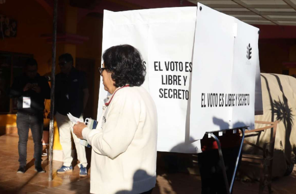 Gobernación reconoce omisión respecto a paridad en Plan B electoral tras críticas; Senado lo turna a comisiones