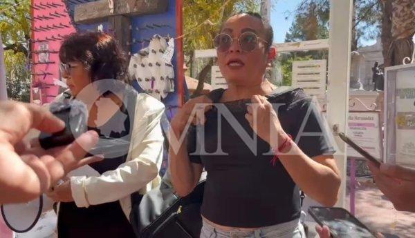 Maestra se manifiesta al exterior de Palacio; denuncia acoso laboral