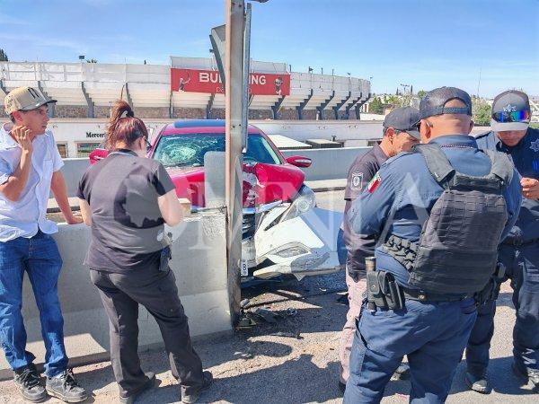 Choca contra el muro en el Teófilo Borunda y genera caos vial