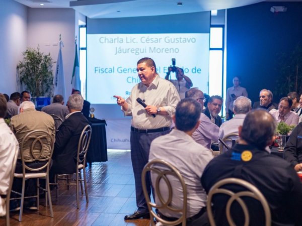 Jáuregui presenta avances de Fiscalía ante rotarios