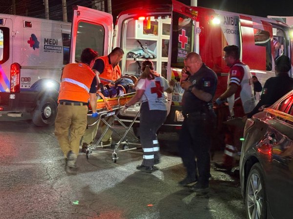 Arrolla a pareja que estaba sentada en la banqueta; la mujer presentó heridas graves