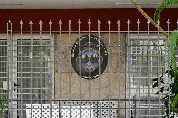 Costa Rica cierra embajada en Cuba: “hay que limpiar al hemisferio de comunistas”, dice presidente