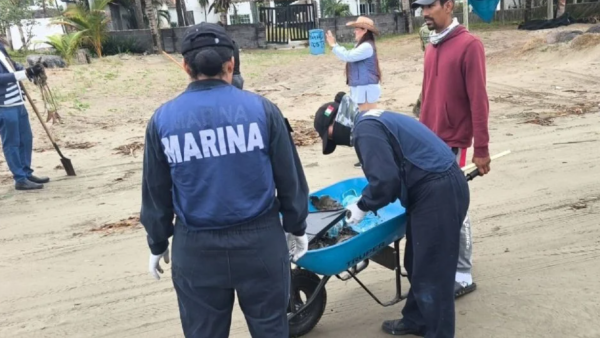 Suman 94.7 toneladas de residuos contaminados por derrame en playas de Veracruz y Tabasco
