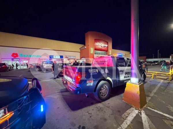 Hieren a hombre con una cruceta tras altercado vial en Alsuper Universidad