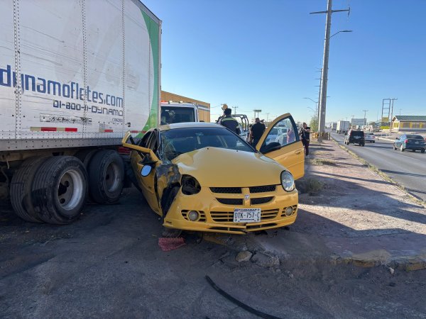 Aparatoso choque deja tres lesionados en la Tecnológico