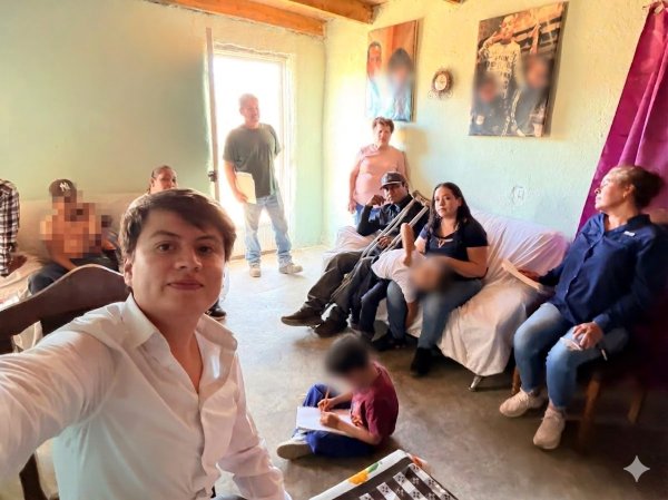 Derecho en la banqueta: Pepe Hernández, en colonia Ladrilleras.