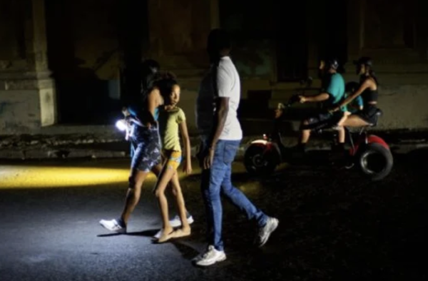 La red eléctrica de Cuba colapsa, dejándola sin electricidad por tercera vez este mes