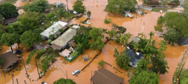 Las peores inundaciones en Hawái en 20 años amenazan una presa y provocan evacuaciones