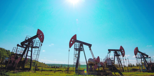 Precios del petróleo suben ante la falta de avances en Oriente Medio y ataques a refinerías