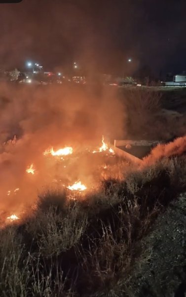 Incendio en campo de beisbol de la Av. Mirador; Aún no llegan los bomberos