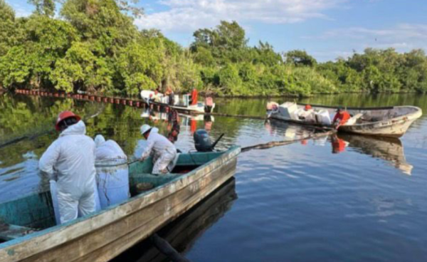 Derrame de hidrocarburos en Tabasco: 350 trabajadores de Pemex laboran en limpieza del Río Seco
