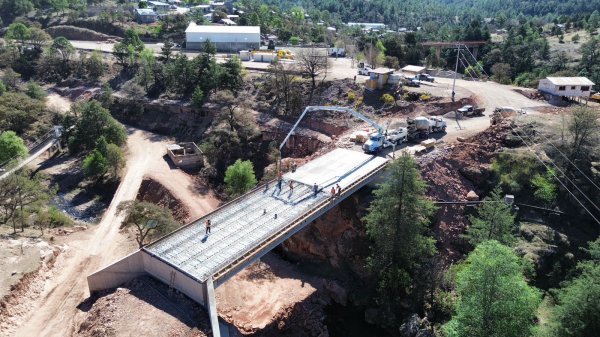 Trabaja SCOP en construcción de puente vehicular en Bahuichivo, Urique
