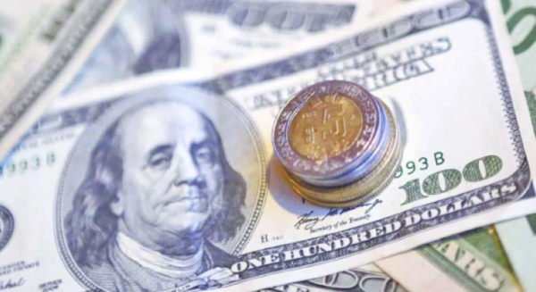 Peso mexicano avanza casi 1% frente al dólar tras anuncio de Trump sobre diálogo con Irán