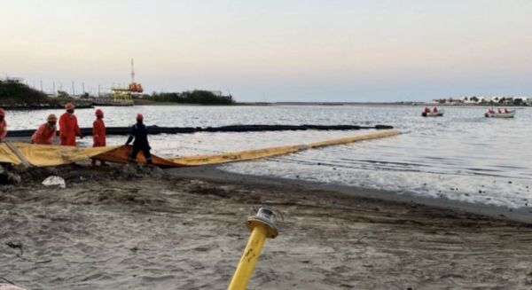 Pemex avanza en limpieza del derrame de hidrocarburos en Dos Bocas