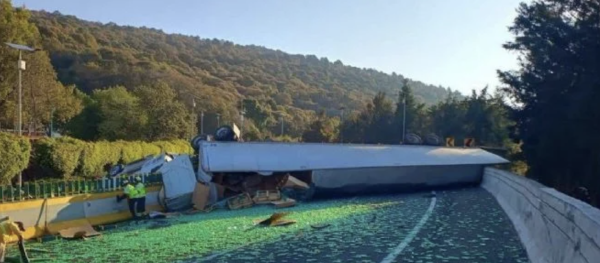 Volcadura de tráiler en La Pera deja un muerto y paraliza la México-Cuernavaca (Video)