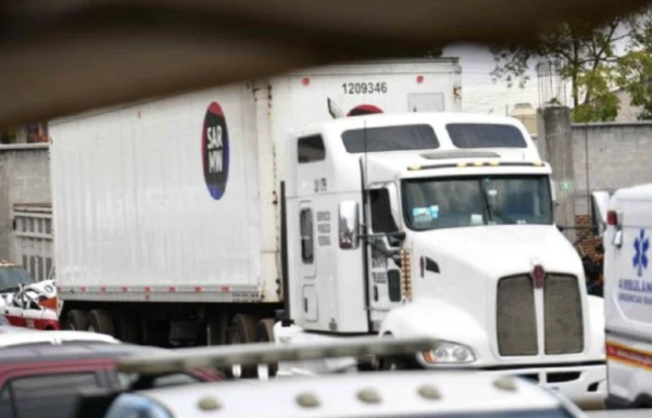 Hallan a más de 229 migrantes en tráiler que se descompuso en Veracruz
