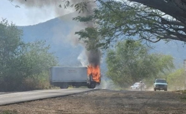 Liberan a 11 policías que habrían participado en bloqueos en Michoacán tras muerte de 