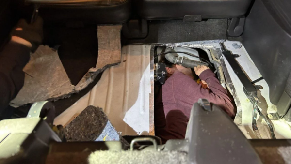 Hombre intenta cruzar a EU escondido en área del tanque de gasolina de un vehículo