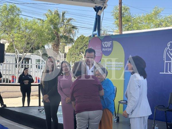 Entrega el alcalde Mi Beca Chihuahua del Programa Alimentario del Adulto Mayor
