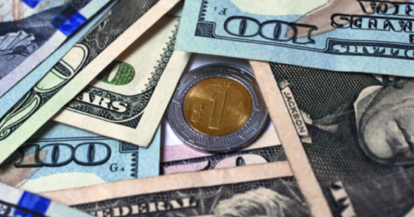 Peso mexicano retrocede levemente frente al dólar en un mercado atento a Oriente Medio