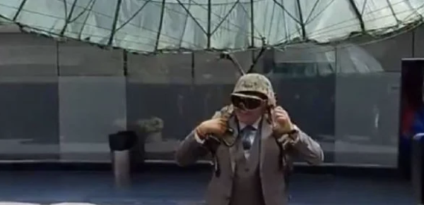 Saúl Monreal porta equipo de paracaidismo para reconocer a la Marina