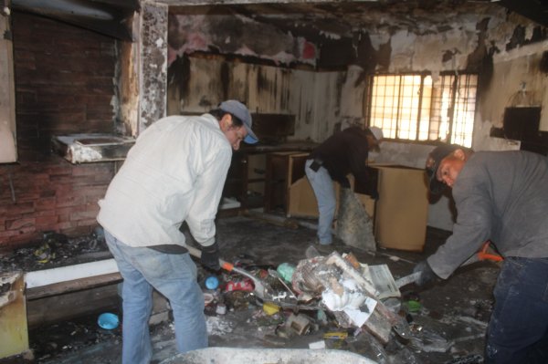 Atiende Gobierno Municipal solicitud de limpieza en vivienda quemada