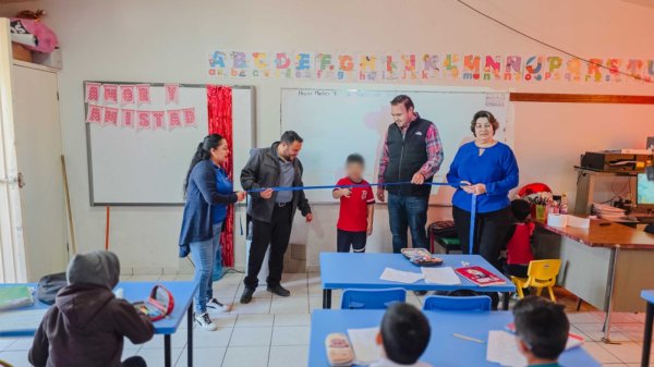 Entrega Camargo nuevas butacas en la Primaria Ignacia Rodríguez Lozoya y fortalece condiciones educativas