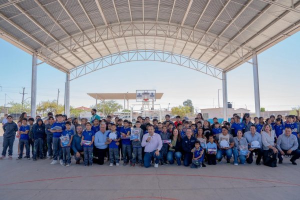Alcalde de Delicias entrega útiles, uniformes y tenis a 10 mil estudiantes en coordinación con el Estado