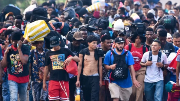 Caravana de migrantes camina desde Chiapas para pedir apoyo ante la lentitud de sus trámites