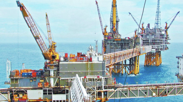 Precios del petróleo caen con atención a esfuerzos diplomáticos para una tregua en Oriente Medio