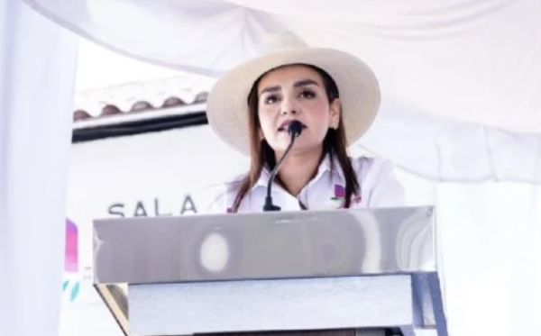 Grecia Quiroz acude al Senado; morenistas la reciben a gritos