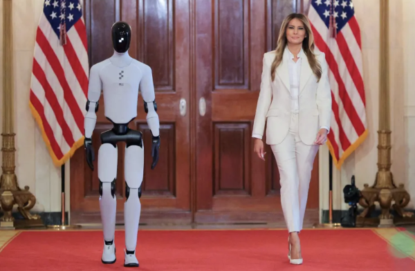 Androide acompaña a Melania Trump a evento en la Casa Blanca